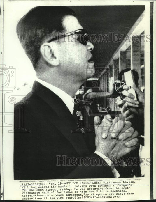 1973 Press Photo South Vietnam's Vinh Loc clasps hands while talking to newsmen-Historic Images