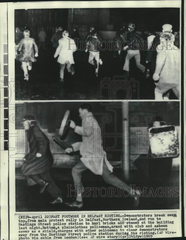 1969 Press Photo Demonstrators run to police station while police clear the way-Historic Images