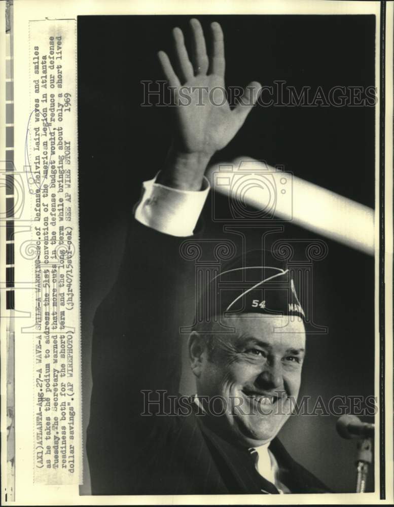 1969 Press Photo Defense Secretary Laird smiles and waves at American Legion - Historic Images