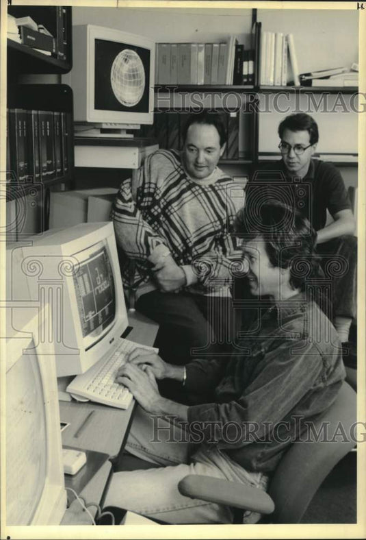 1990 Los Alamos National Laboratory researchers use a computer - Historic Images