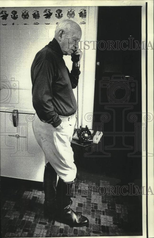 1972 Press Photo Former presidential candidate M.F.Landon talks on telephone-Historic Images