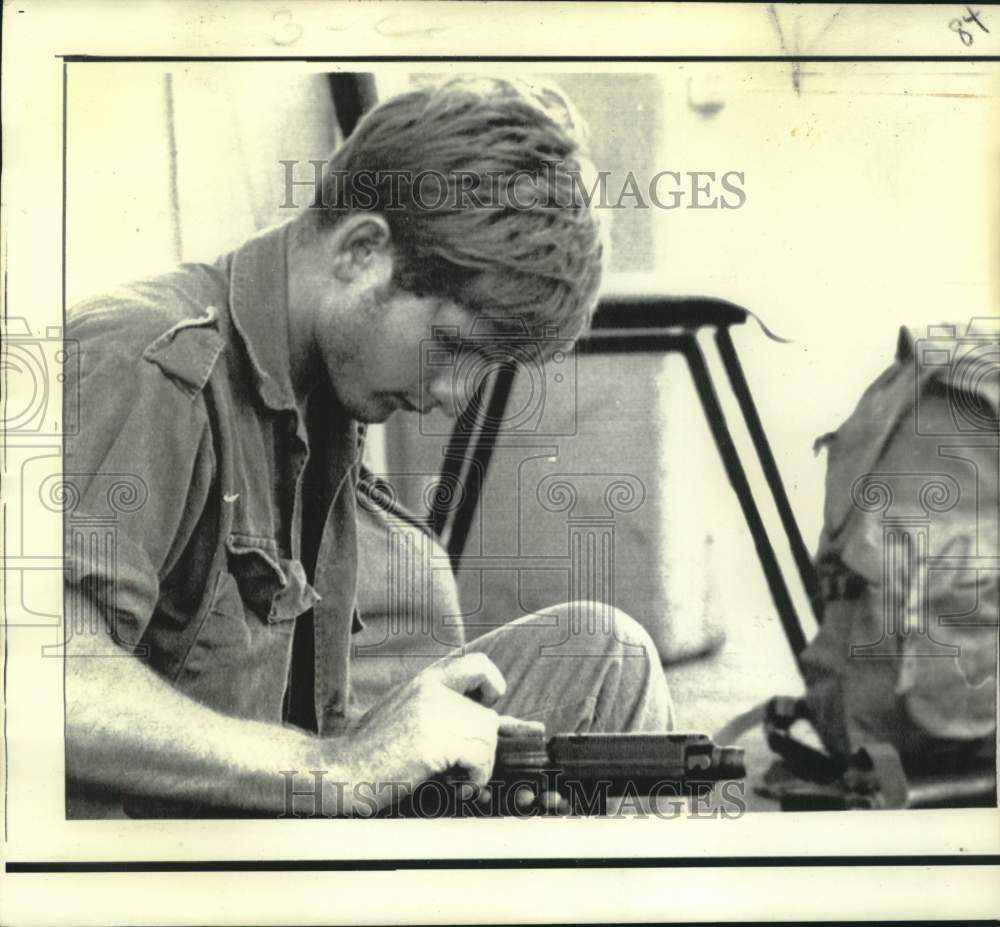 1973 Press Photo Israeli soldier cleans Uzi sub-machine gun in northern Israel-Historic Images