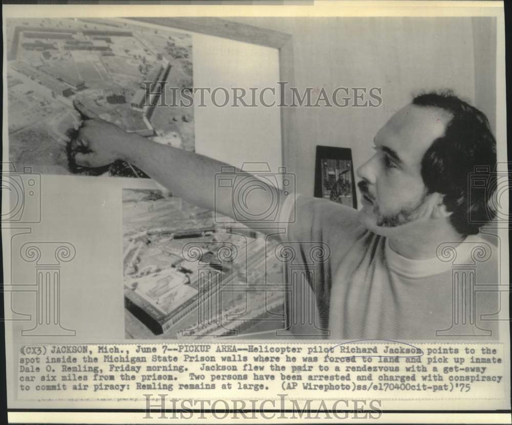 1975 Press Photo Helicopter pilot Jackson points to spot he picked up inmate-Historic Images