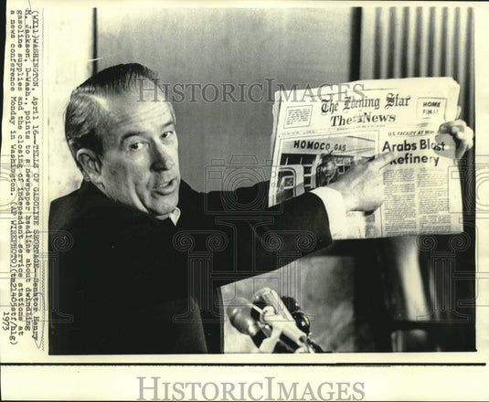 1973 Press Photo Senator Jackson points to gasoline price headline in Washington - Historic Images