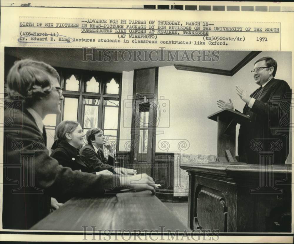 1971 Dr. Edward King lectures in classroom constructed like Oxford - Historic Images