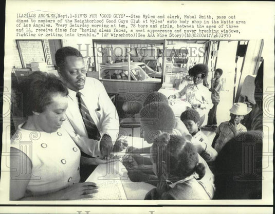 1970 Press Photo Stan Myles and Mabel Smith pass out dimes to Los Angeles youth-Historic Images