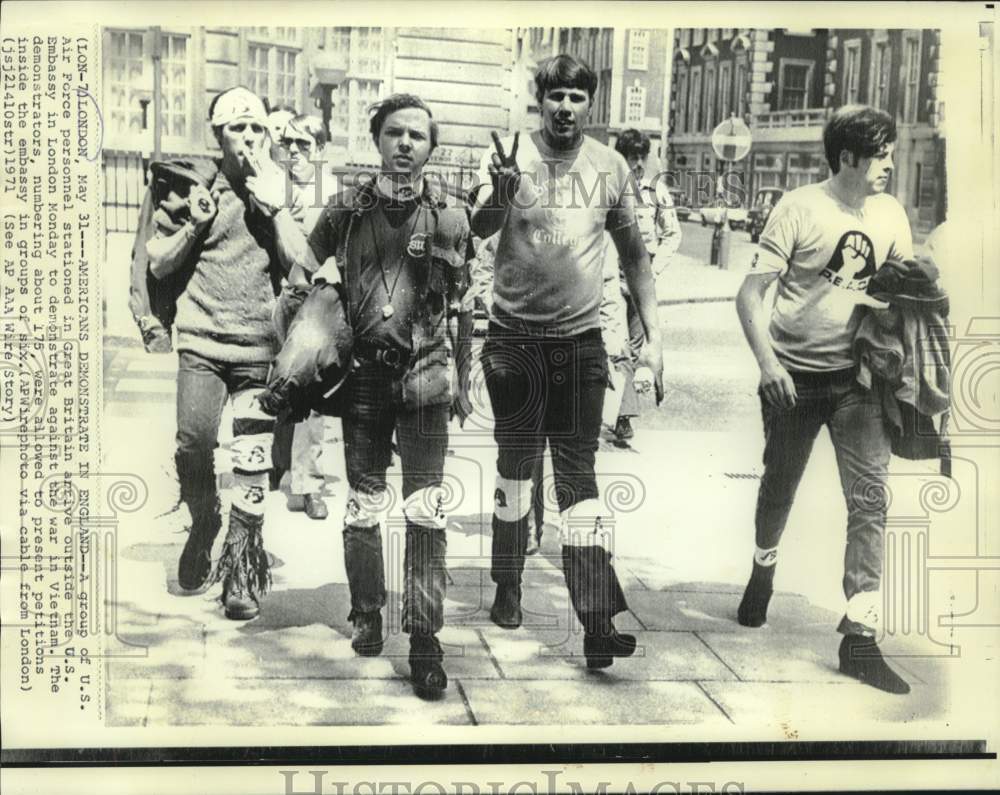 1971 Press Photo US Air Force personnel demonstrate outside US Embassy in London-Historic Images