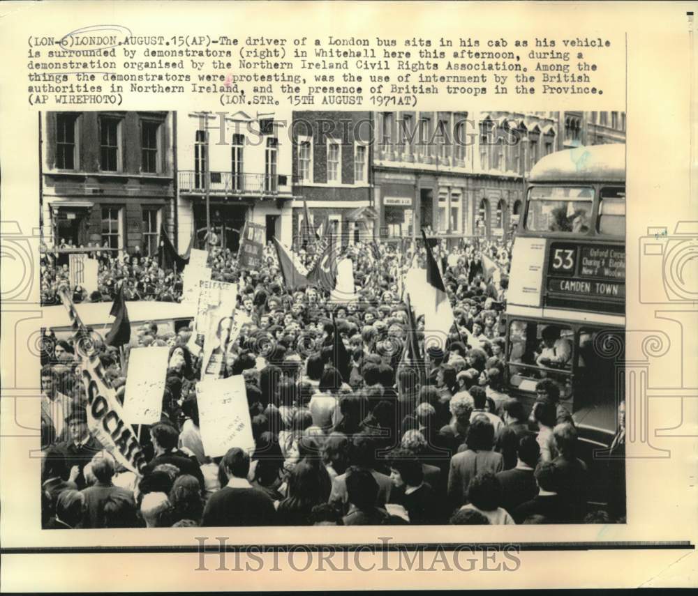 1971 Press Photo London bus driver in cab as vehicle surrounded by demonstrators - Historic Images