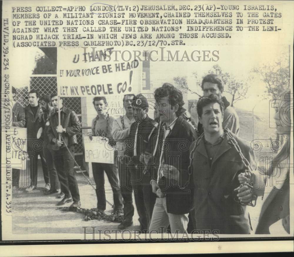 1970 Press Photo Israelis chained at United Nations cease-fire headquartersisrae-Historic Images