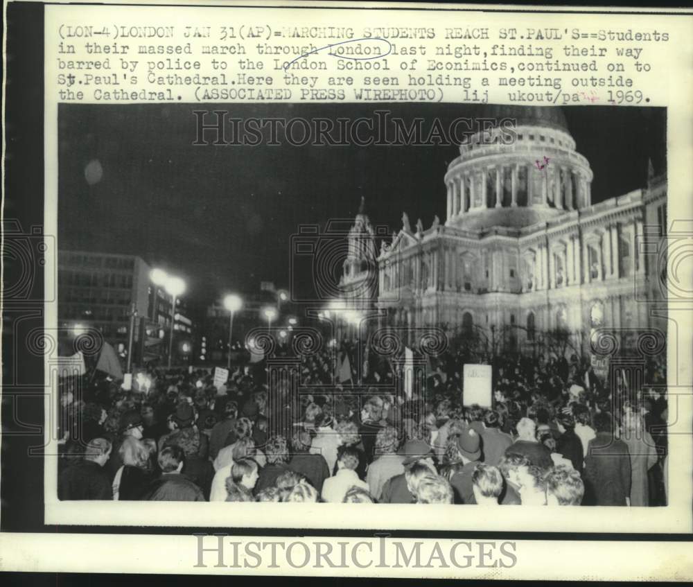 1969 Press Photo Students in mass march through London streets - now18335-Historic Images