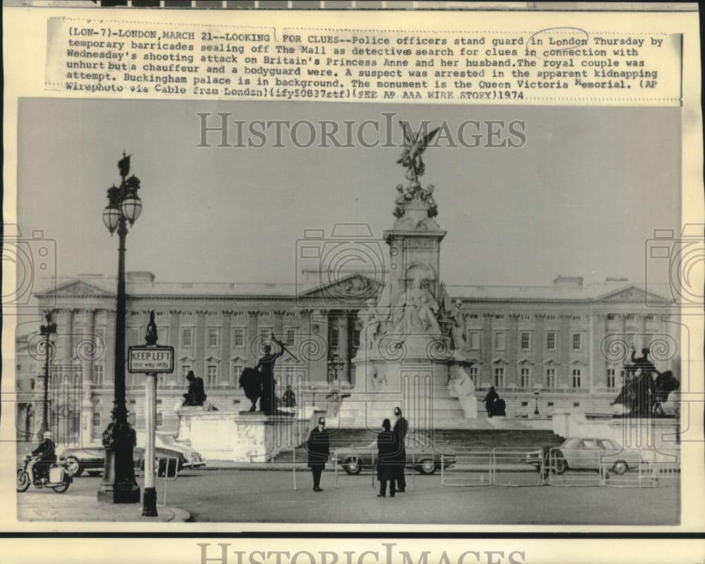 1974 Police stand guard in London, sealing off The Mall - Historic Images