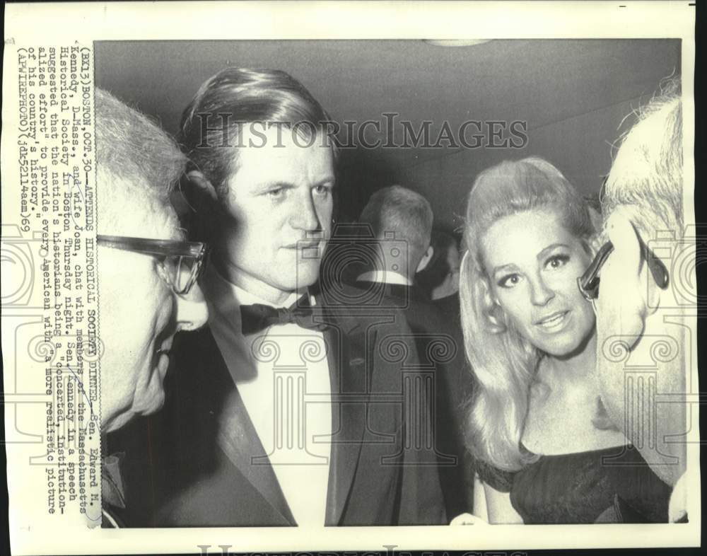 1969 Press Photo Senator and Mrs. Kennedy with MA Historical Society members-Historic Images