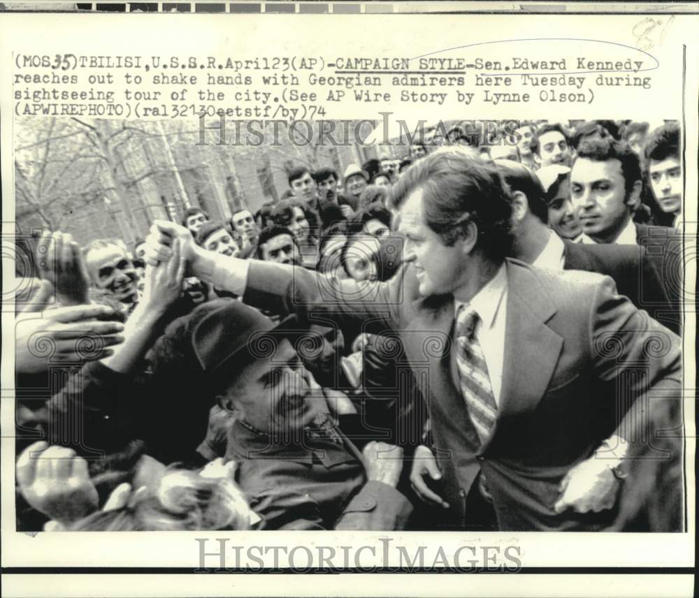 1974 Press Photo Senator Edward Kennedy shakes hand with Georgian admirers-Historic Images