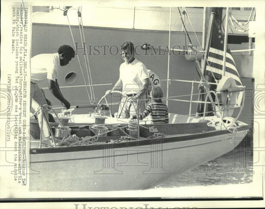 1973 Press Photo Senator Ted Kennedy readies sailboat for family outing - Historic Images