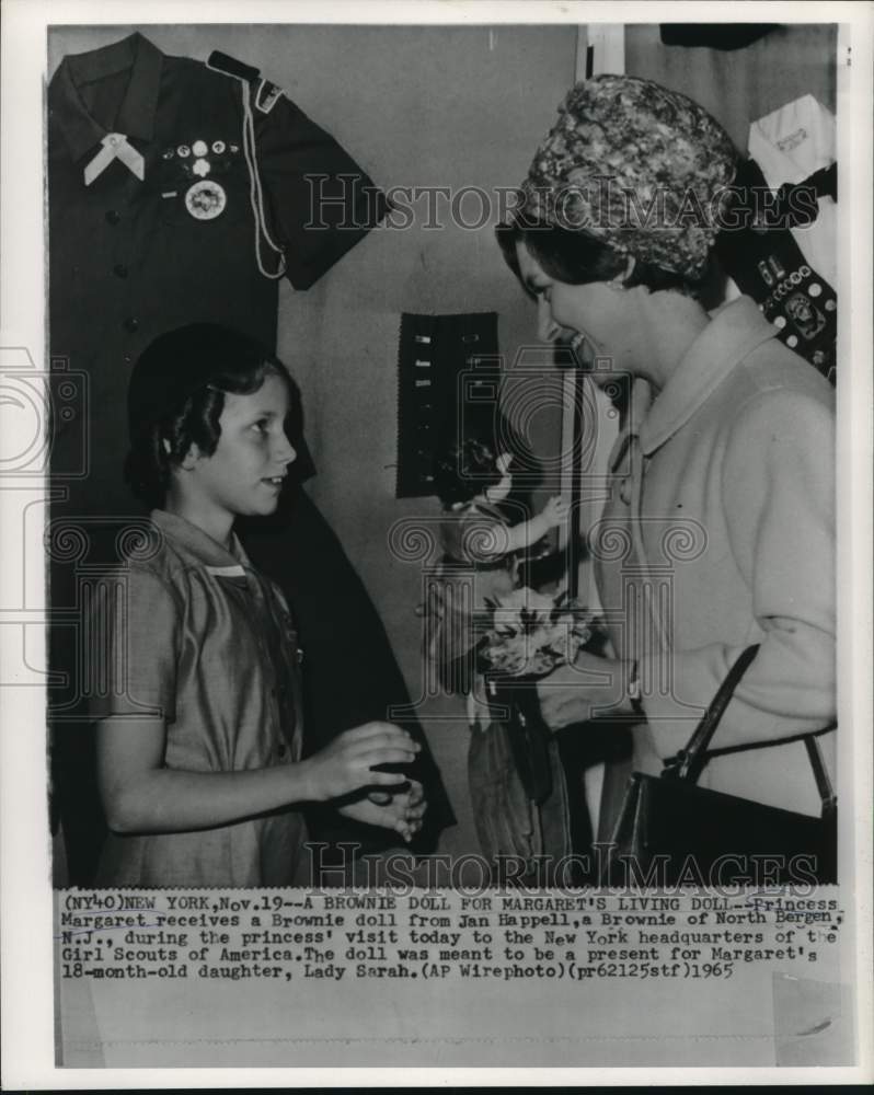 1965 Princess Margaret presented Brownie doll by Jan Happell in NY - Historic Images