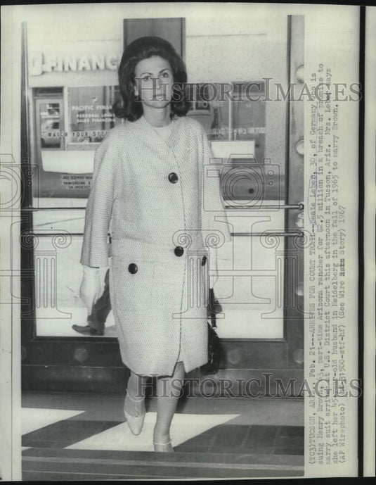 1967 Press Photo Beate Leber enters U.S. District Court in Arizona - now18793-Historic Images