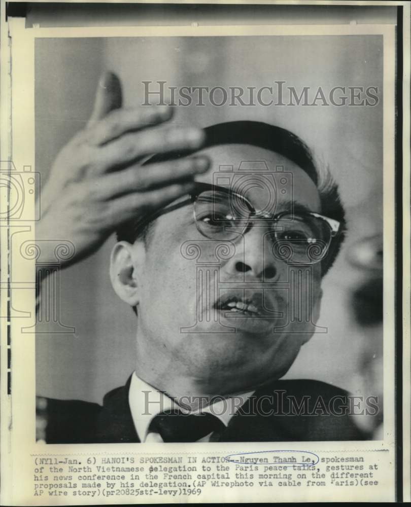 1969 Press Photo North Vietnam&#39;s Nguyen Thanh Le gestures at news conference-Historic Images