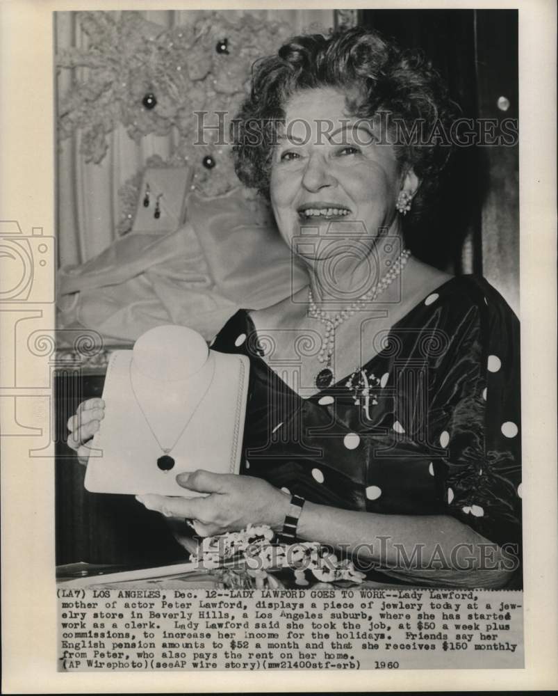 1960 Press Photo Lady Lawford displays jewelry at jewelry store where she works-Historic Images