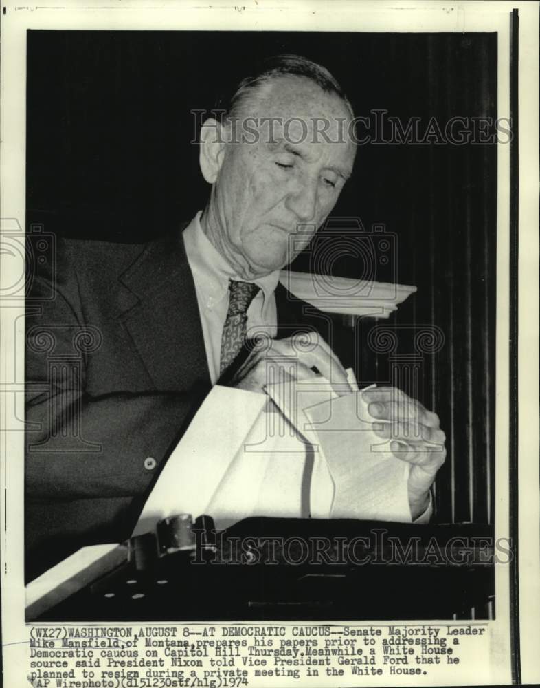 1974 Press Photo Senate Majority Leader Mansfield prepares papers at caucus-Historic Images