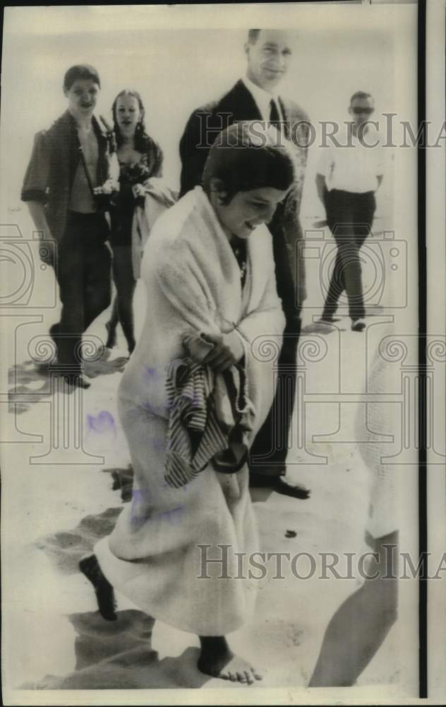 1967 Press Photo Caroline Kennedy returns from swim in Waterford, Ireland - Historic Images