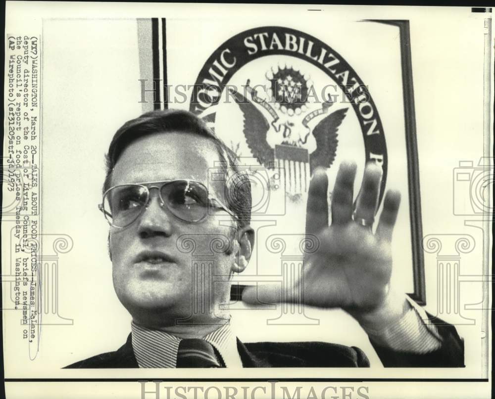 1973 James McLane briefs newsmen of food prices in Washington - Historic Images