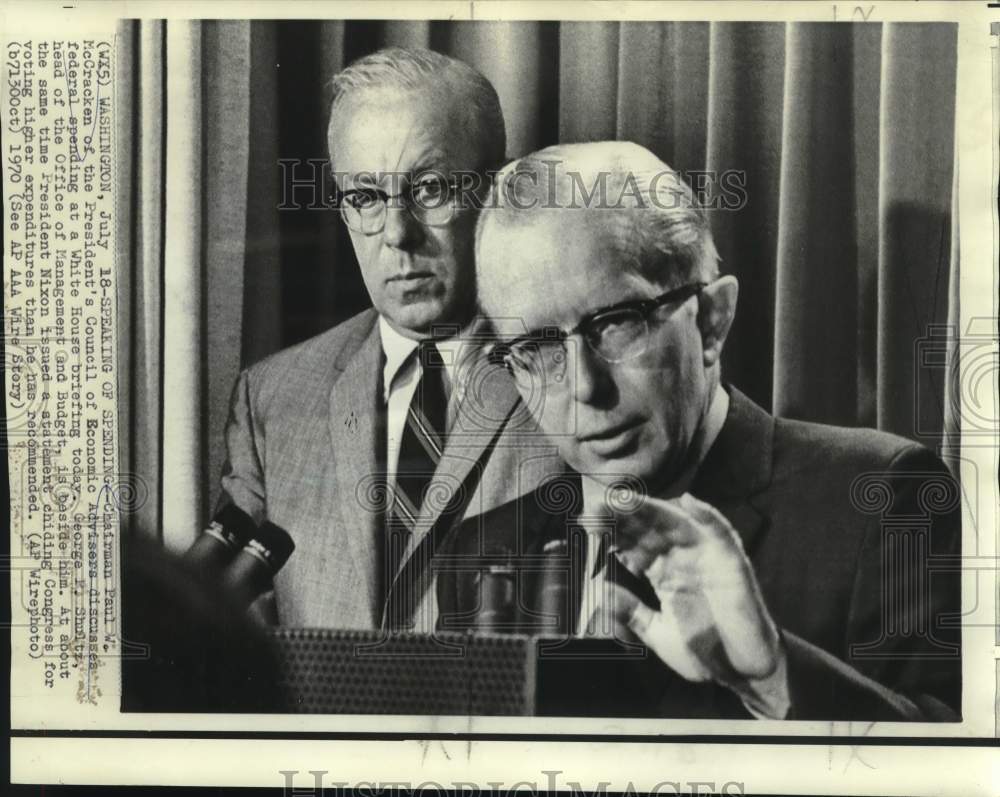 1970 Paul McCracken and Shultz at White House briefing - Historic Images