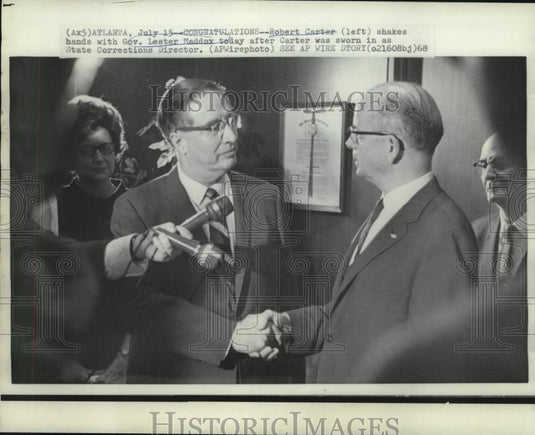 1968 Press Photo Robert Carter and Governor Maddox shake hands in Atlanta - Historic Images