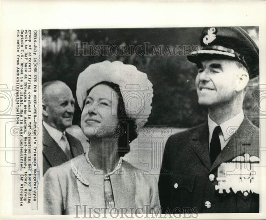 1964 Press Photo Princess Margaret and others watch aircraft in "M" formation - Historic Images