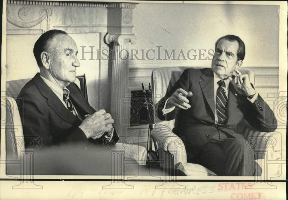 1975 Press Photo President Nixon and Senator Mike Mansfield chat in White House-Historic Images