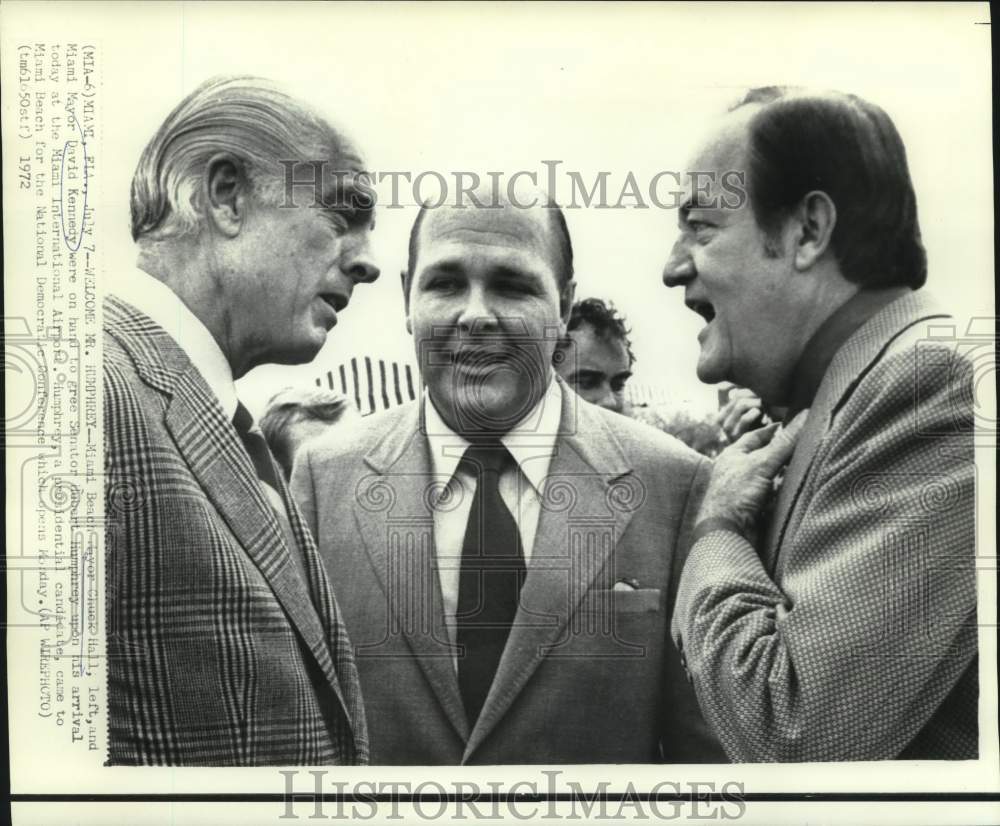 1972 Mayors Hall and Kennedy greet Senator Humphrey at airport - Historic Images