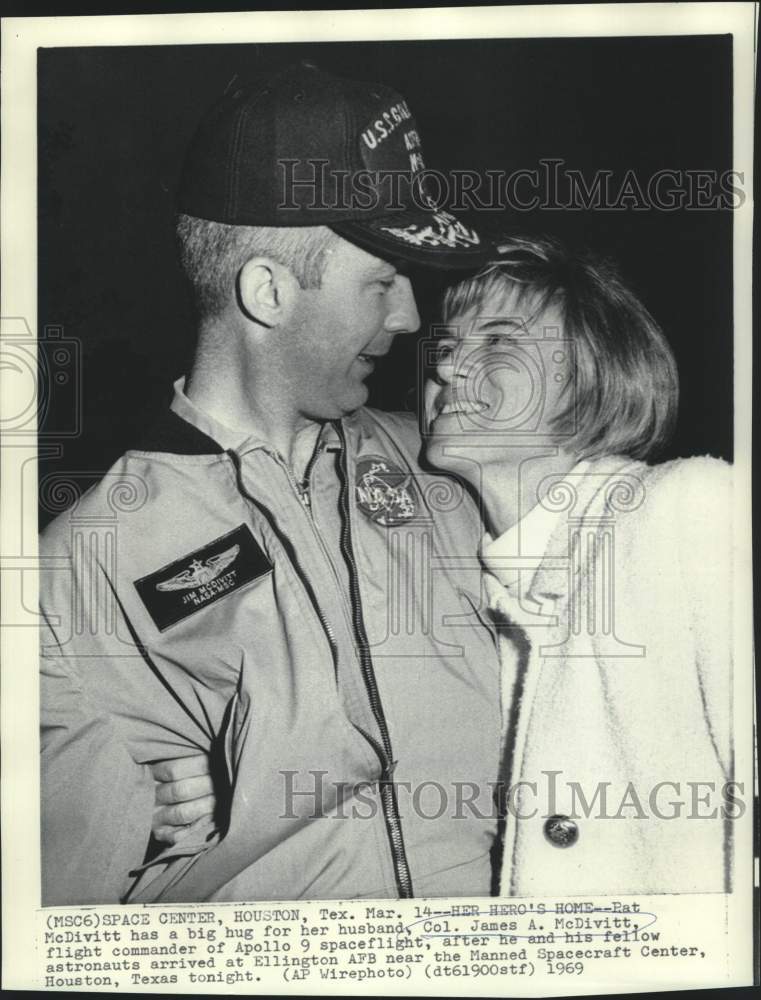 1969 Press Photo Pat McDivitt gives astronaut husband James McDivitt big hug-Historic Images