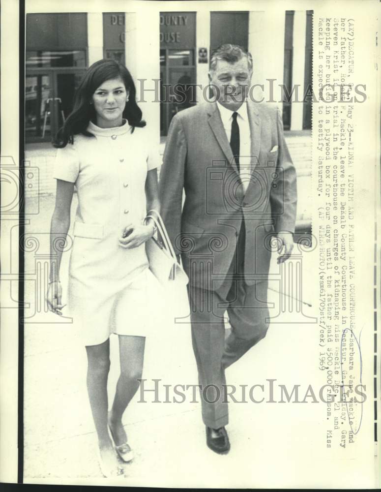 1969 Press Photo Barbara Jane & Robert Mackle leave courthouse, Decatu ...