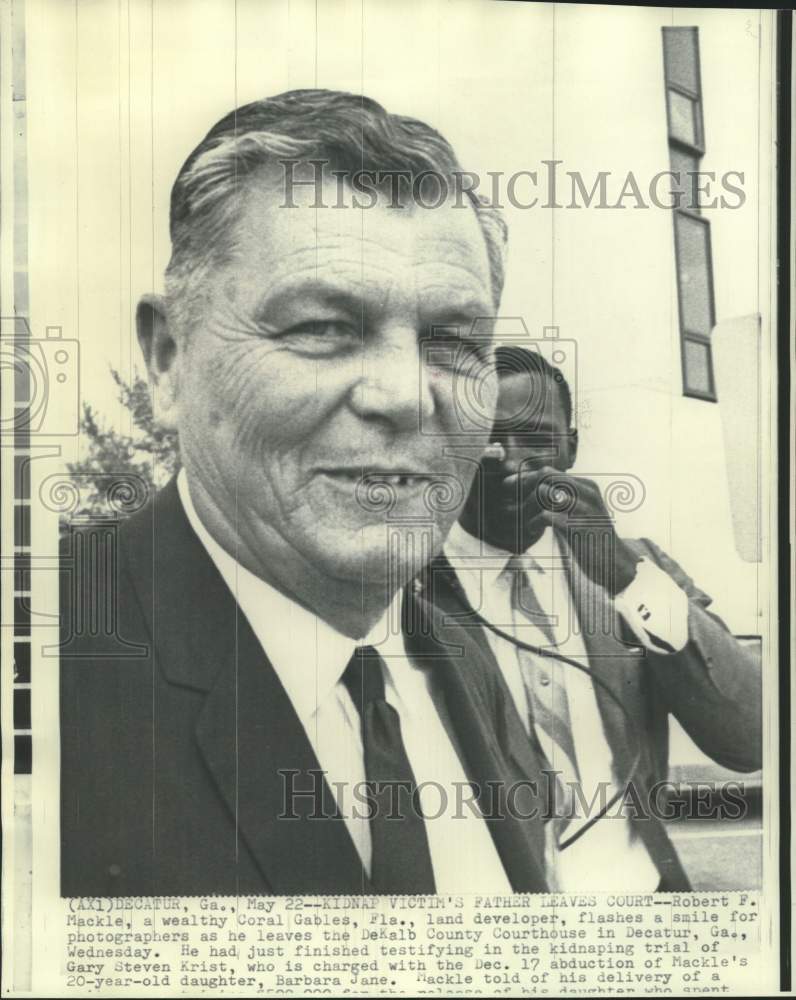 1969 Press Photo Robert Mackle leaves DeKalb County Courthouse in Decatur, GA-Historic Images