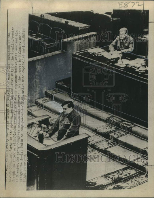 1952 Press Photo Georgi Malenkov addresses Soviet congress as Stalin looks on-Historic Images