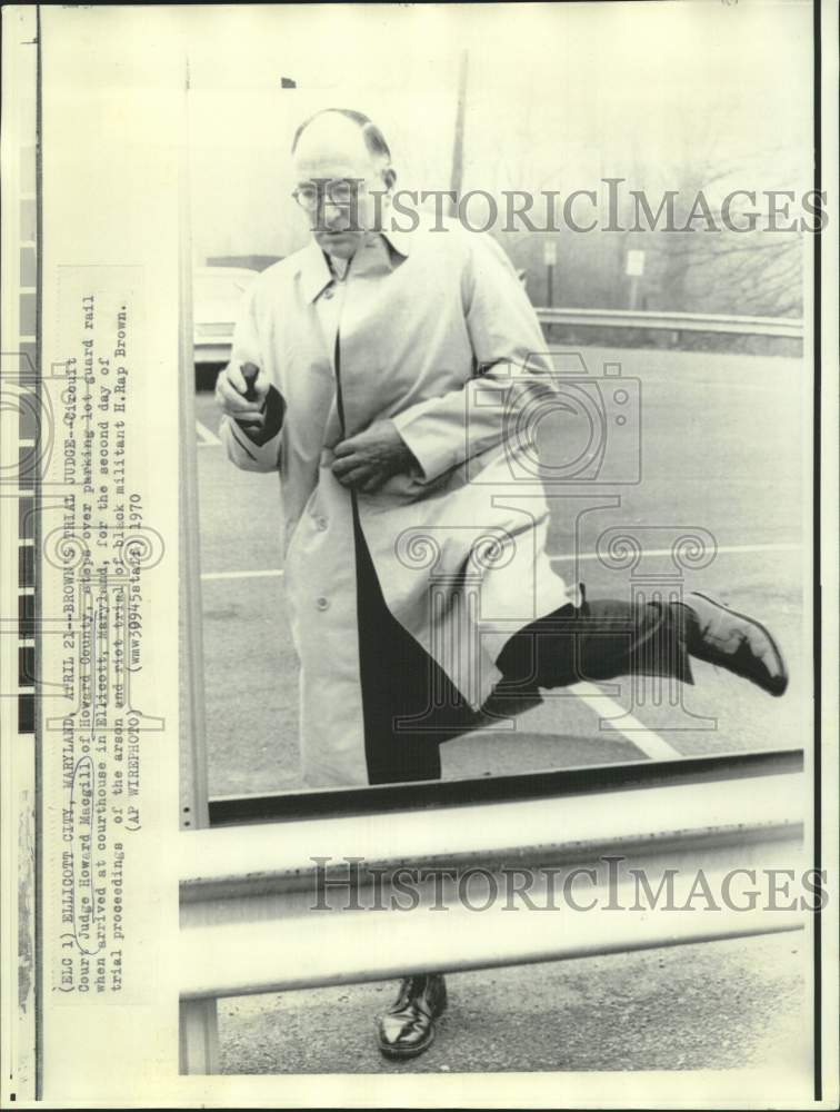 1970 Press Photo Circuit Court Judge Howard Macgill steps over guard rail-Historic Images