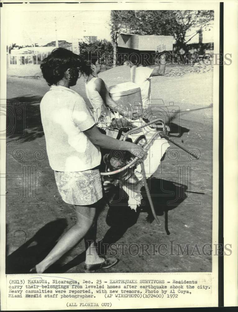 1972 Press Photo Earthquake survivors move belongings in Managua, Nicaragua-Historic Images