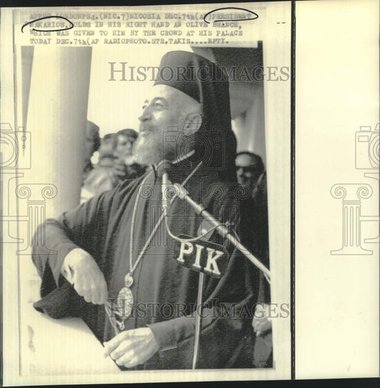 1974 President Makarios holds gift of olive branch at his palace - Historic Images