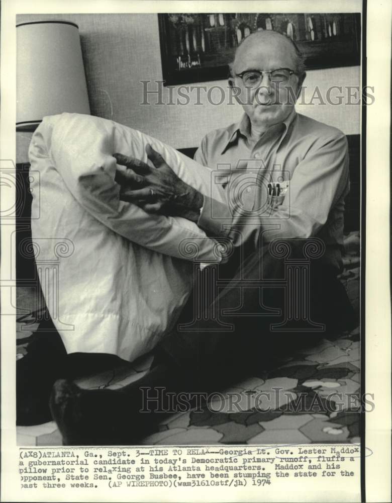 1974 Press Photo Gubernatorial candidate Lt. Governor Maddox relaxes in Atlanta-Historic Images