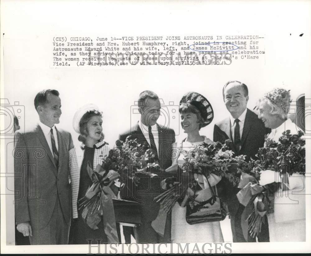 1965 Press Photo Vice President and Mrs. Humphrey welcome Whites and McDivitts-Historic Images