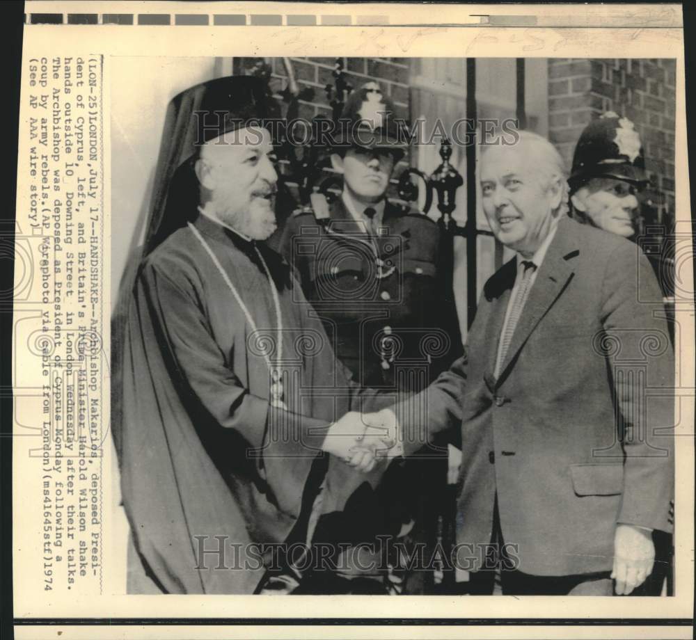 1974 Press Photo Cyprus&#39; Makarios and Britain&#39;s Wilson shake hands in London.-Historic Images