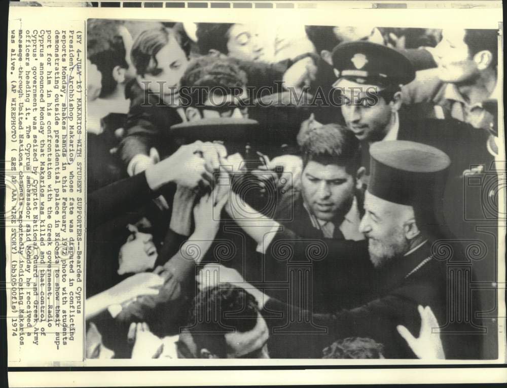 1972 Press Photo Cyprus Archbishop Makarios with student supporters in Nicosia-Historic Images