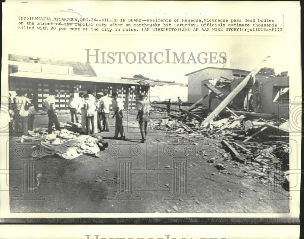 1972 Press Photo Managua residents pass earthquake victims on city streets-Historic Images