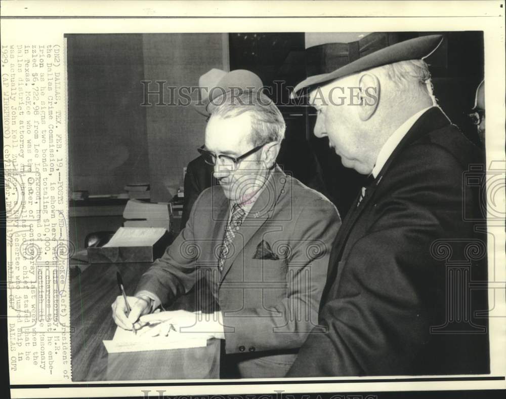 1972 Press Photo John McKee with attorney post embezzlement bonds in Texas-Historic Images