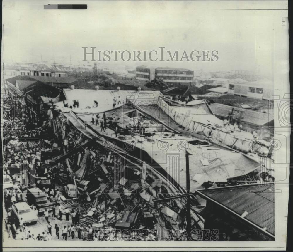 1968 Press Photo Rescuers search apartment house after earthquake, Philippines-Historic Images