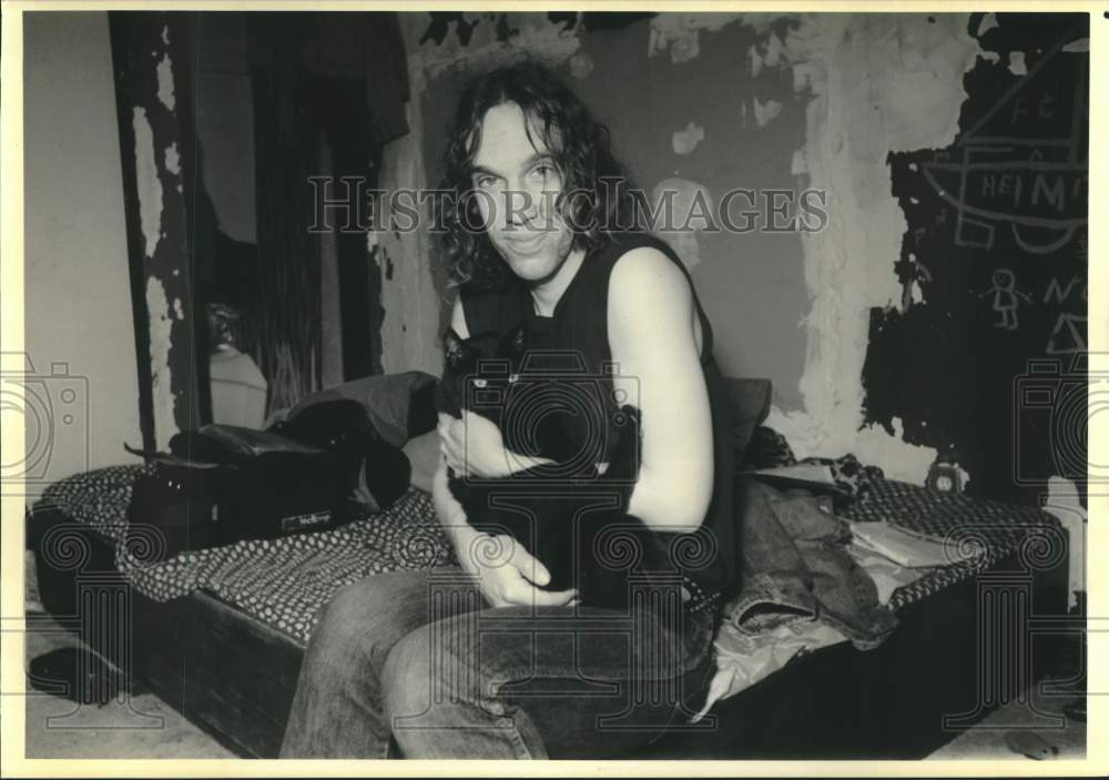 1989 Press Photo George Marco cuddles Onyx in squatter New York apartment- Historic Images