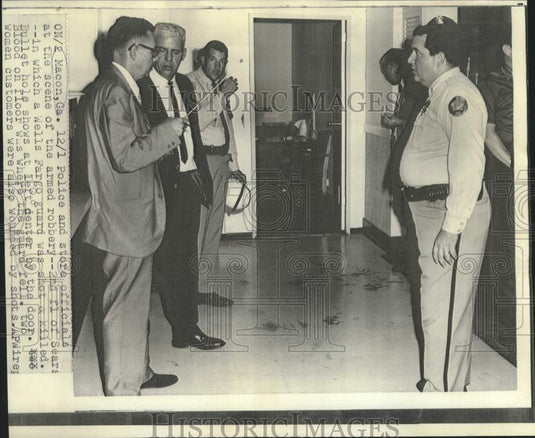 1970 Press Photo Sears armed robbery and murder scene investigation in Macon, GA-Historic Images