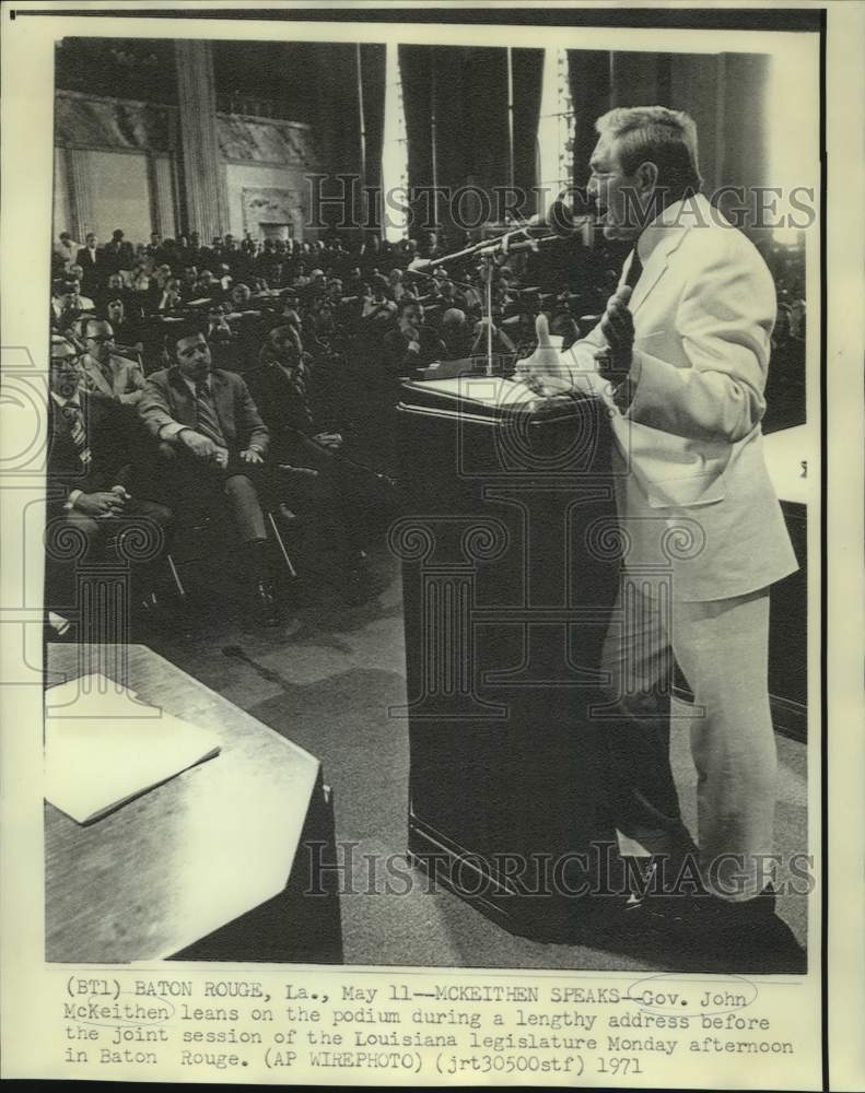 1971 Press Photo Governor McKeithen leans on podium during joint session address-Historic Images