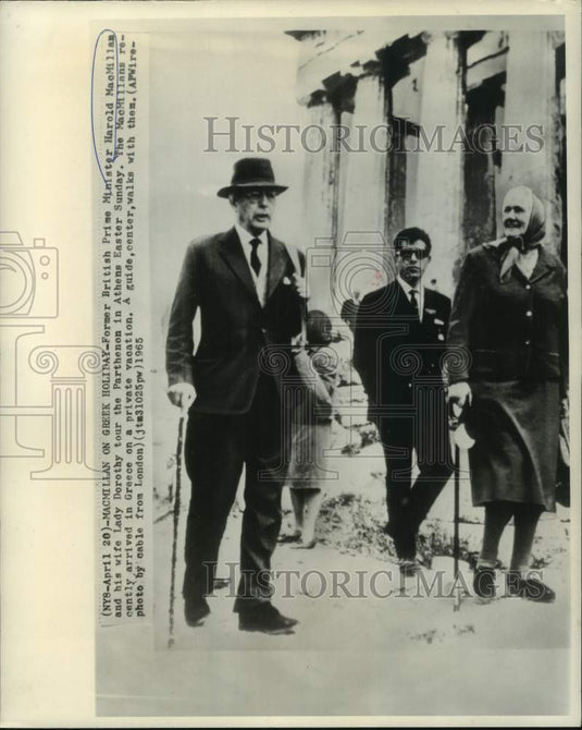 1965 Press Photo Britain's Haold Macmillan and wife with tour guide in Athens - Historic Images