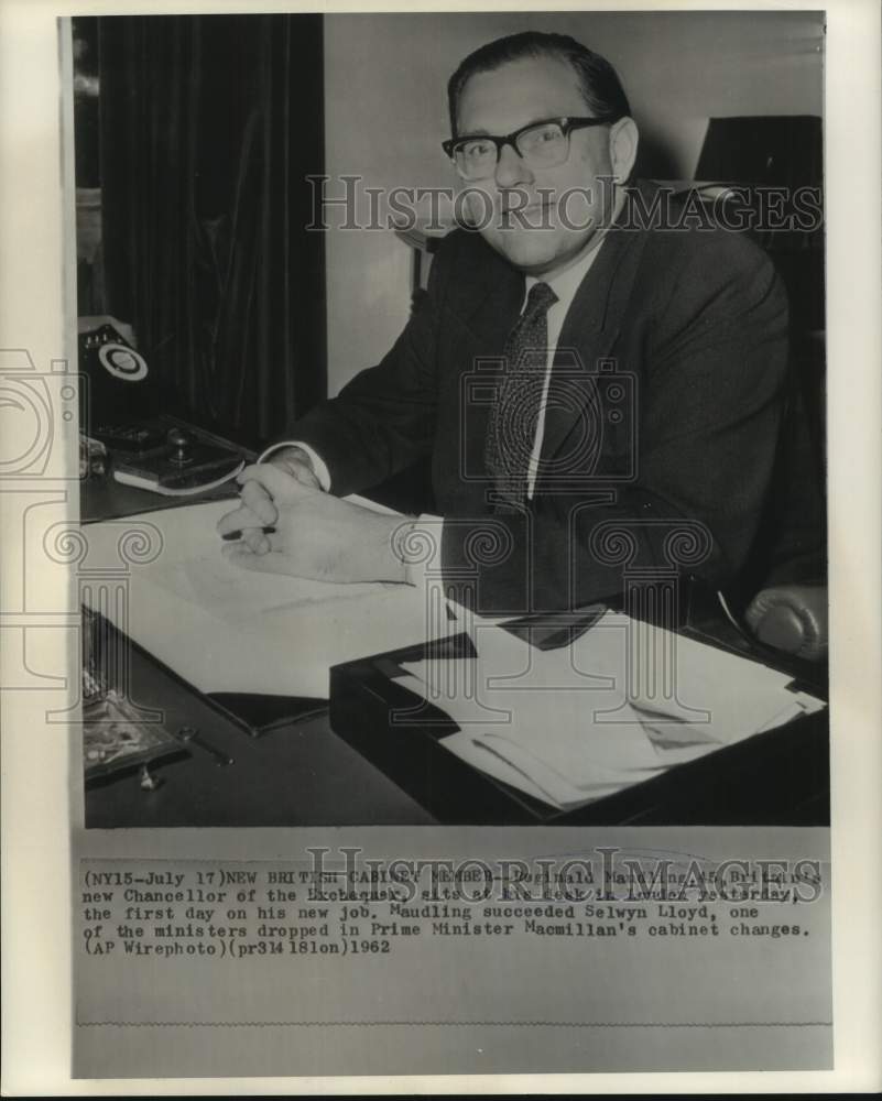 1962 Press Photo Britain&#39;s Chancellor of Exchequer Reginald Maulding at his desk-Historic Images