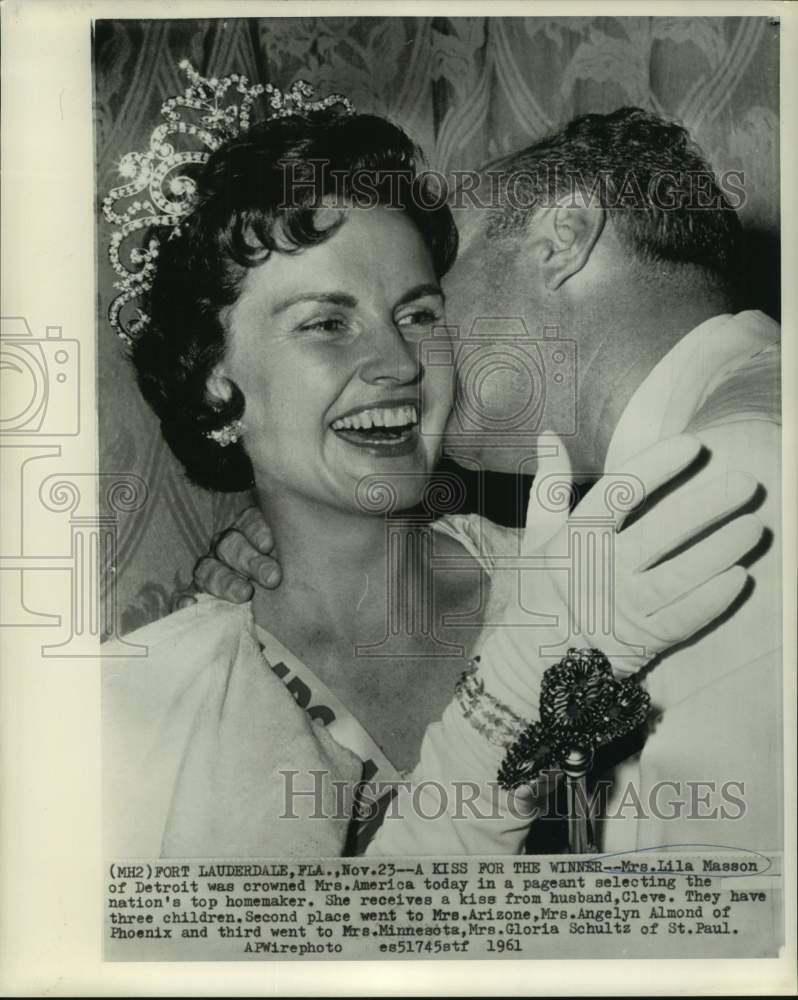 1961 Press Photo Mrs. America Lila Masson gets kiss from husband at pageant - Historic Images